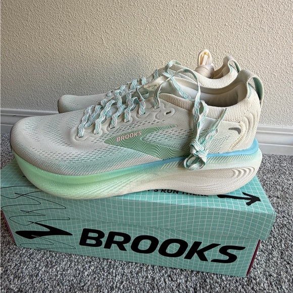 Brooks Adrenaline GTS 25 "Empower Her" Running Shoes - Picture 3 of 5